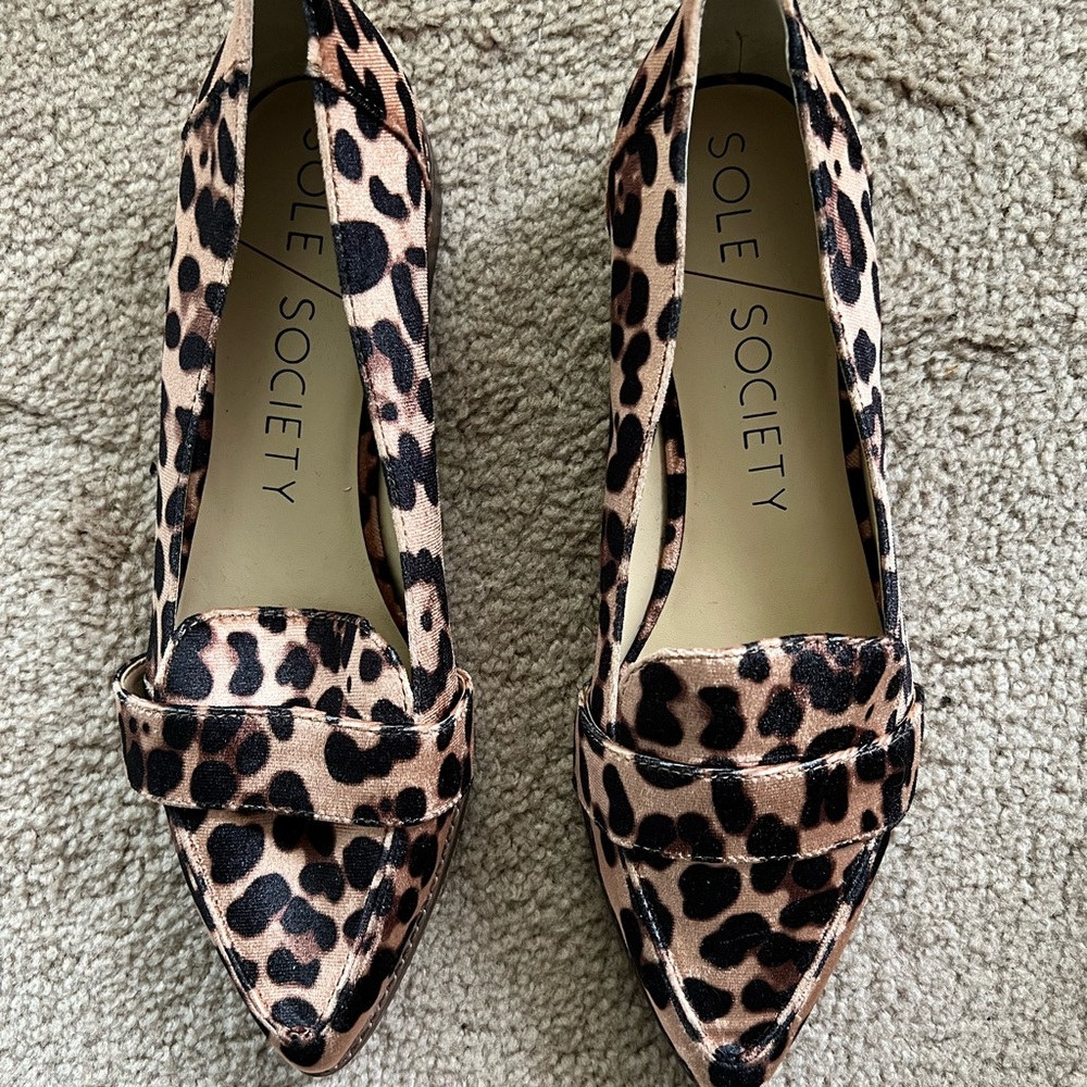 Leopard print flat